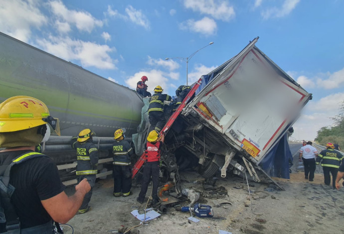 תאונה קטלנית בין שלוש משאיות בכביש 6. צילום: דוברות המשטרה