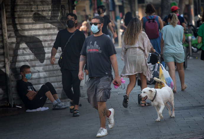קורונה - אנשים עם מסכה בתל אביב (למצולמים אין קשר לנאמר בכתבה) (צילום:  מרים אלסטר, פלאש 90)