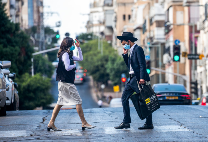 קורונה - אנשים עם מסכה ברחובות בני ברק (למצולמים אין קשר לנאמר בכתבה) (צילום:  יוסי אלוני, פלאש 90)