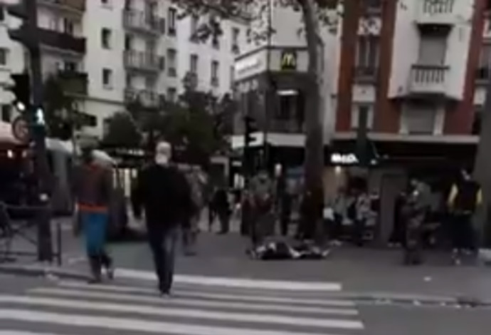 תיעוד מזירת הדקירה בפריז (צילום:  רשתות חברתיות)