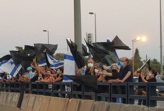 הפגנה נגד נתניהו בגשר קק"ל בתל אביב (צילום:  דוברות מחאת הדגלים השחורים)