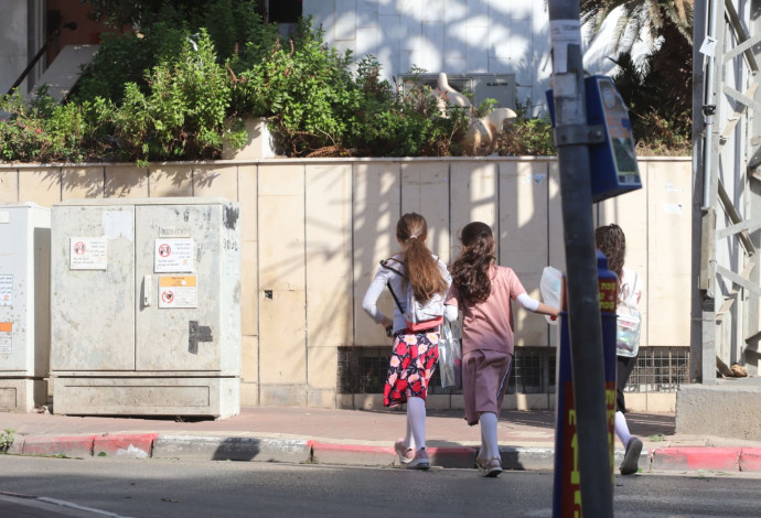 תלמידות חרדיות בדרך למוסד חינוכי (צילום:  איתן אלחדז, TPS)