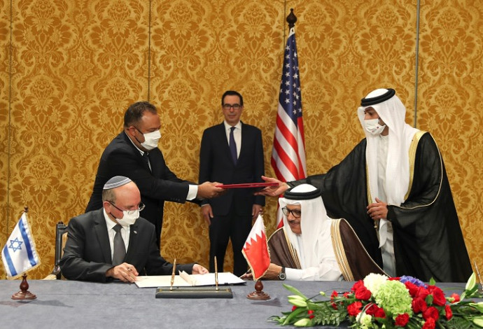 חתימת ההסכם בבחריין (צילום:  רויטרס / רונן זבולון)