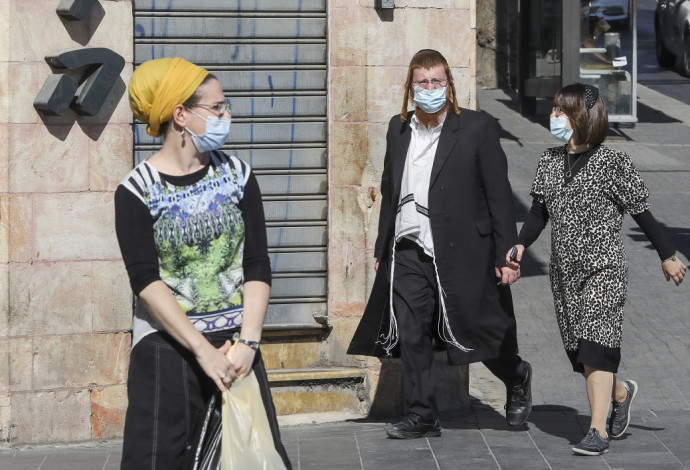 אנשים במסכה, ירושלים (למצולמים אין קשר לנאמר בכתבה) (צילום:  מארק ישראל סלם)