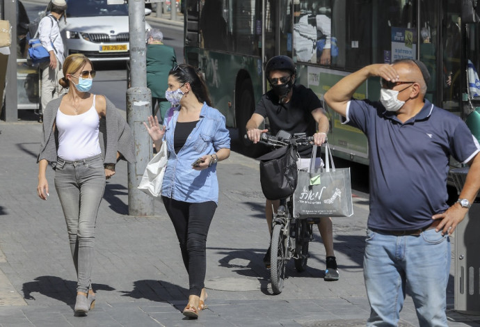 אנשים במסכה, ירושלים בקורונה (למצולמים אין קשר לנאמר בכתבה) (צילום:  מארק ישראל סלם)