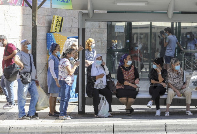 אנשים במסכה מחכים לרכבת הקלה, ירושלים בקורונה (למצולמים אין קשר לנאמר בכתבה) (צילום:  מארק ישראל סלם)