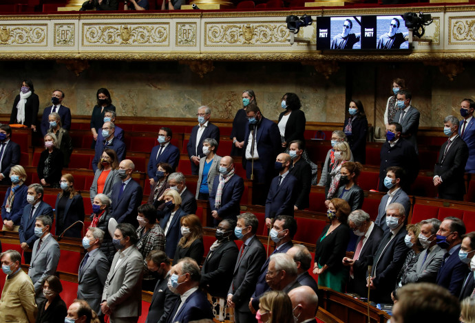 חברי פרלמנט בצרפת עומדים לזכרו של סמואל פאטי (צילום:  רויטרס)