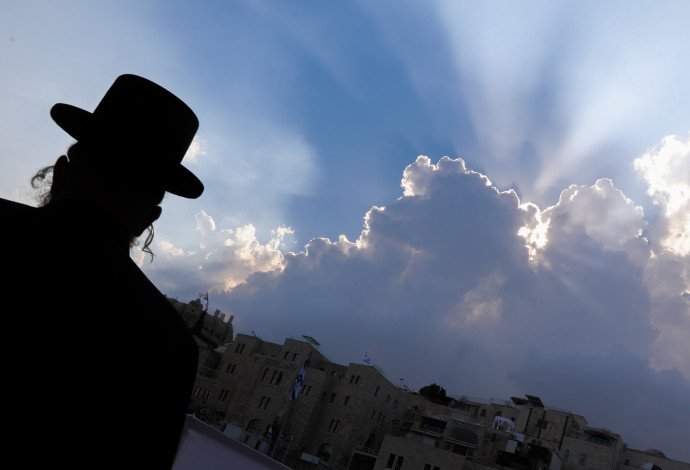 גבר חרדי ברקע השקיעה בירושלים (צילום:  מרק ישראל סלם)