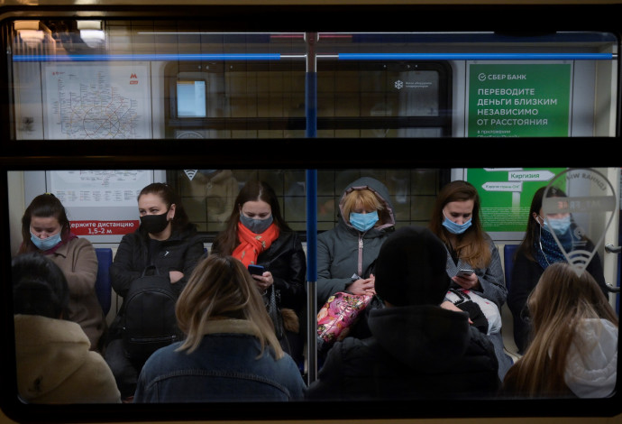 קורונה - אנשים עם מסכה ברכבת ברוסיה (צילום:  NATALIA KOLESNIKOVA/AFP via Getty Images)