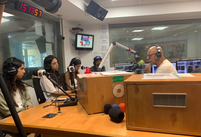 דידי הררי יחד עם בנותיו בשידור (צילום:  באדיבות 103FM)