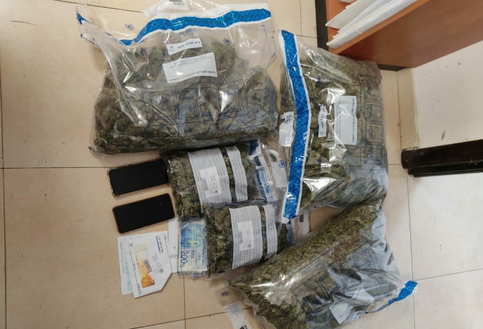 סמים וכספים שנתפסו במבצע המשטרתי בדרום הארץ (צילום:  דוברות המשטרה)