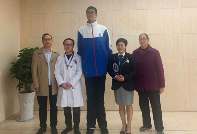 צ'יאויו, הנער הגבוה בעולם (צילום:  Guinness World Records)