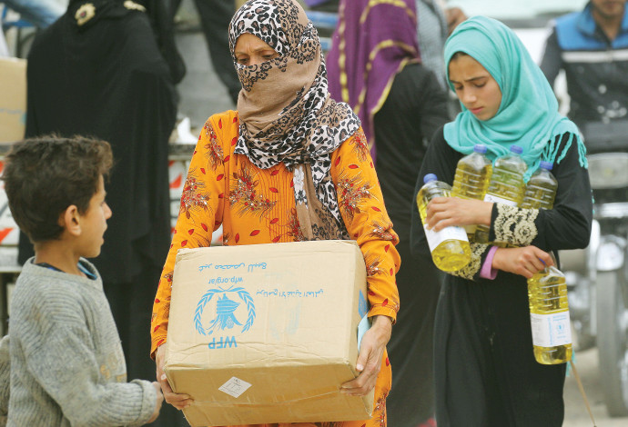 נשים מקבלות סיוע במזון מהארגון, ארכיון (למצולמות אין קשר לנאמר בכתבה) (צילום:  רויטרס)