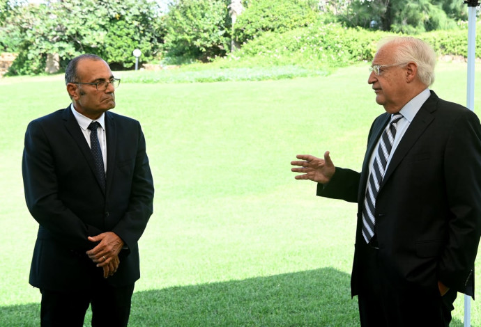בתמונה: שגריר ארצות הברית בישראל, דיוויד פרידמן, עם מראיינו, פרופ' עוזי רבי  (צילום:  מתי שטרן, שגרירות ארה"ב)