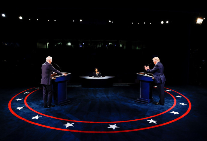 דונלד טראמפ וג'ו ביידן בעימות השני בנאשוויל (צילום:   REUTERS/Jim Bourg)