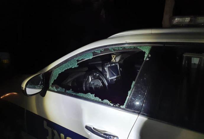 ניידת המשטרה ששבר אחד האורחים (צילום:  דוברות המשטרה)