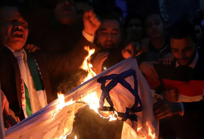 מפגינים סודנים שורפים את דגל ישראל (צילום:   REUTERS/Mohamed Abd El Ghany)