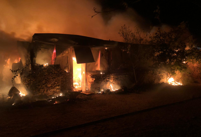 שריפה במפעל במושב מנות (צילום:  תיעוד מבצעי כבאות והצלה)