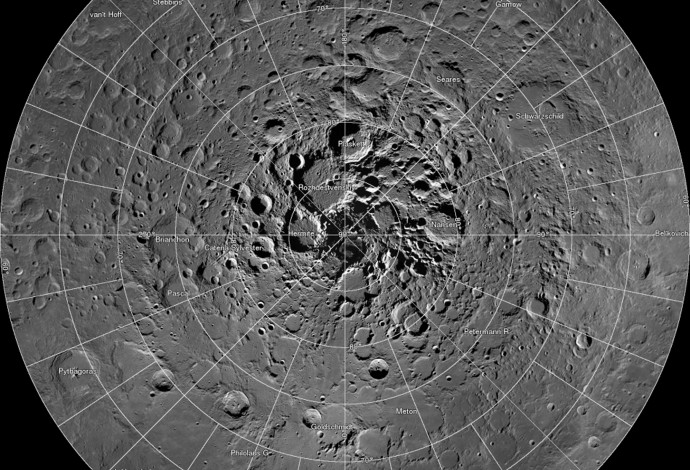 מקורות מים אפשריים על פני הירח בצילום לוויני (צילום:   REUTERS/NASA/GSFC/Arizona State University/Handout)