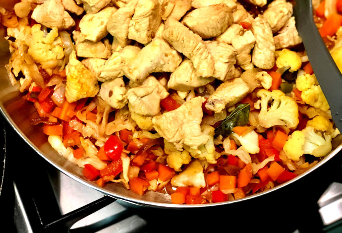 אורז עם ירקות וקוביות עוף (צילום:  פסקל פרץ-רובין)