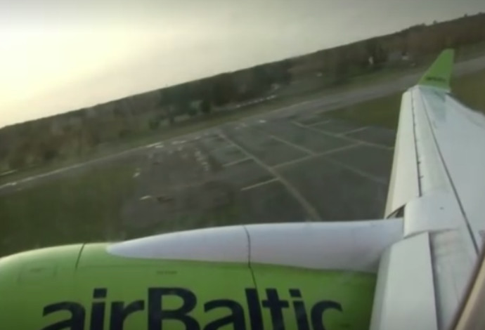 מטוס AirBaltic כחלק מתוכנית "טיסה לשום מקום" (צילום:  צילום מסך: רויטרס)
