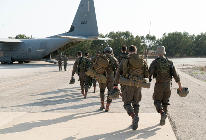 חיילים עולים למטוס הקרנף (צילום:  דובר צה"ל)
