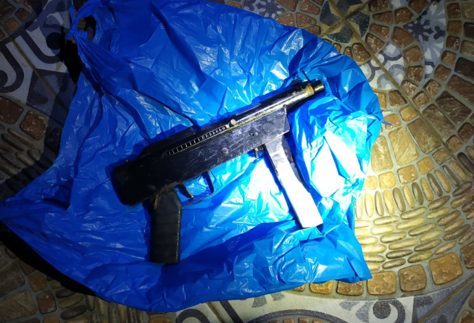 הנשקים שנמצאו במעצר המבוקשים בג'נין (צילום:  דוברות המשטרה)