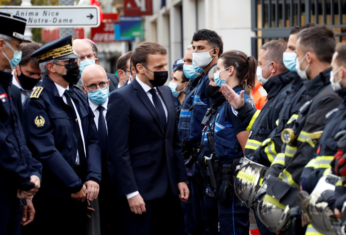נשיא צרפת עמנואל מקרון בזירת הפיגוע בניס (צילום:  REUTERS/Eric Gaillard)