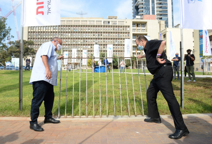 ראש עיריית תל אביב , רון חולדאי, ויו"ר ההסתדרות, ארנון בר-דוד, מפילים את הגדר (צילום:  עיריית תל אביב-יפו)