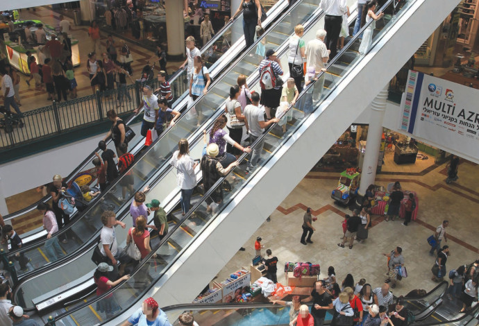 אנשים עורכים קניות בקניון (צילום:  נתי שוחט, פלאש 90)