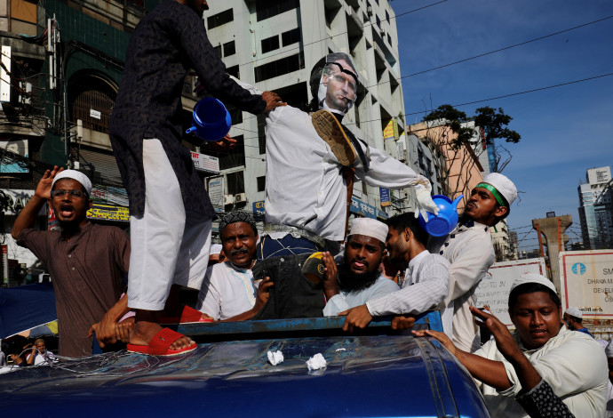הפגנות בבנגלדש נגד מקרון (צילום:  רויטרס)