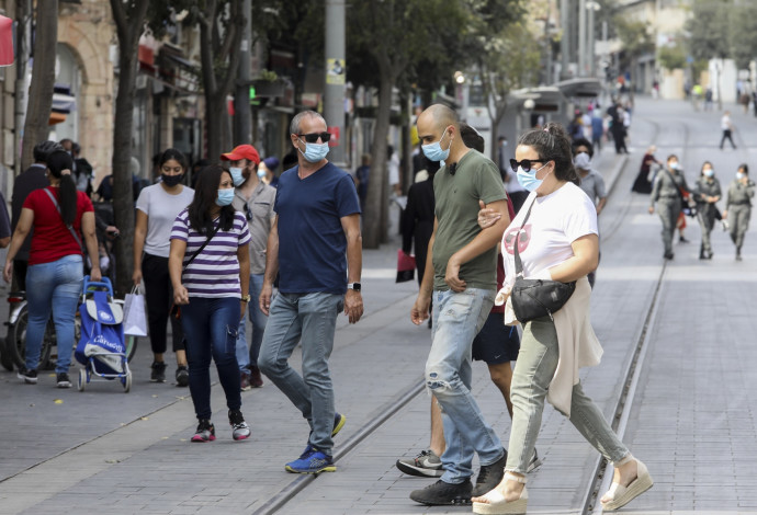 אנשים עם מסכה בזמן קורונה בירושלים (למצולמים אין קשר לכתבה) (צילום:  מארק ישראל סלם)