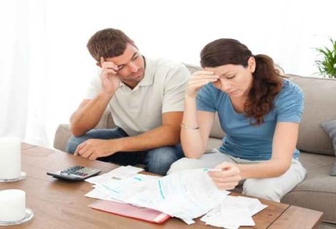 בני זוג בקשיים כלכליים (צילום:  Shutterstock)