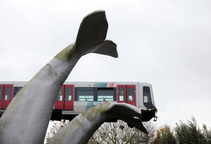 רכבת נתקעה על פסל של זנב לוויתן (צילום:  רויטרס)