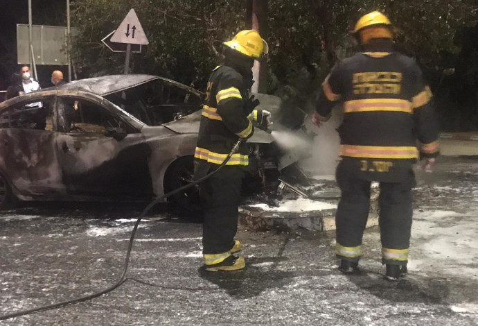 הרכב השרוף לאחר התאונה בחיפה (צילום:  דוברות כבאות והצלה מחוז חוף)