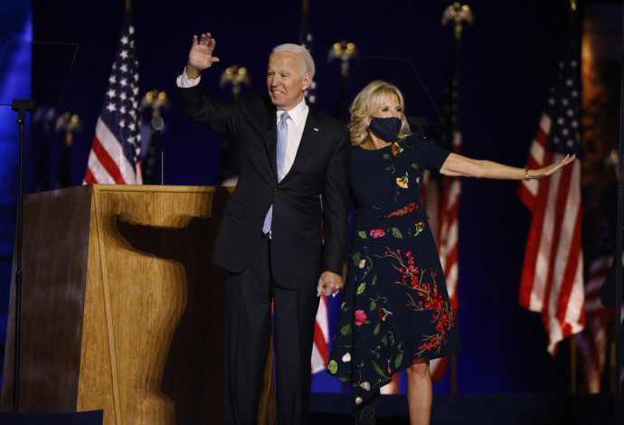 ג'ו ביידן ואשתו ג'יל על הבמה לאחר נאום הניצחון (צילום:  רויטרס)