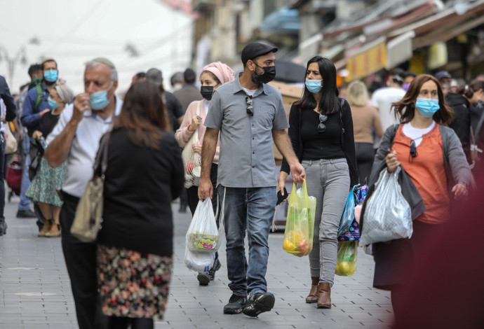 אנשים עם מסכות בשוק מחנה יהודה, ירושלים (צילום:  מארק ישראל סלם)