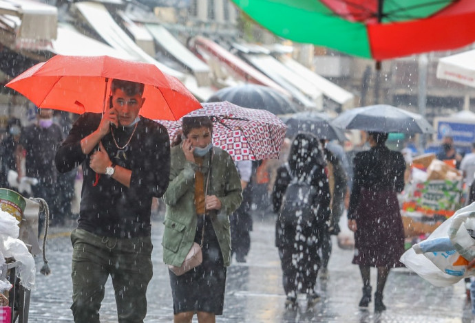 אנשים עם מטריה, גשם בירושלים (למצולמים אין קשר לכתבה) (צילום:  מארק ישראל סלם)