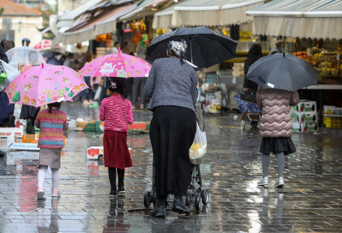 נשים עם מטריה, גשם בירושלים (למצולמים אין קשר לכתבה) (צילום:  מארק ישראל סלם)