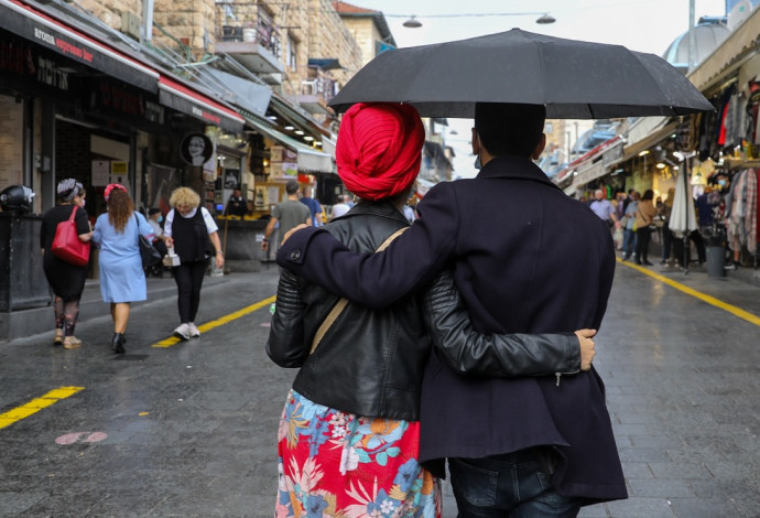 זוג מחובק עם מטריה, מחנה יהודה בגשם (למצולמים אין קשר לכתבה) (צילום:  מארק ישראל סלם)