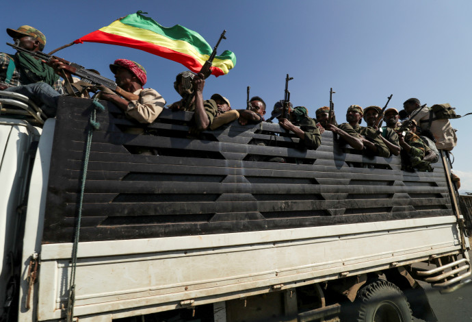 חיילי הצבא האתיופי בדרכם לחבל תיגראי (צילום:  TIKSA NEGERI/Reuters)