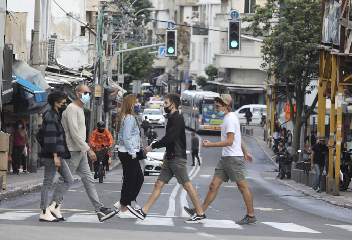 אנשים במסכה, קורונה בתל אביב (צילום:  מארק ישראל סלם)