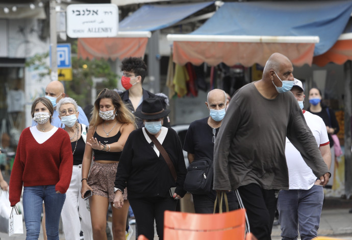 אנשים עם מסכה בתל אביב (למצולמים אין קשר לנאמר בכתבה. צילום: מרק ישראל סלם)