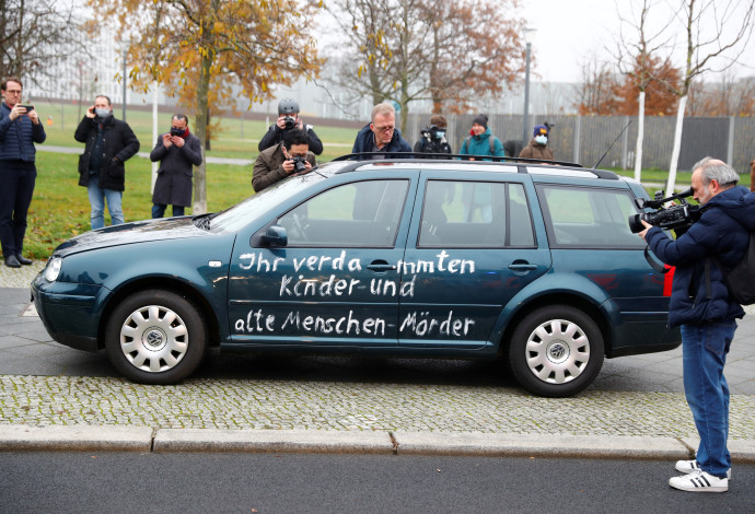 רכב עם כיתוב מחאתי התנגש בשערי משרדה של קנצלרית גרמניה (צילום:  REUTERS/Fabrizio Bensch)