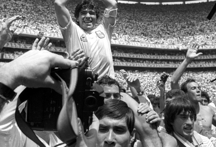 מראדונה מניף את גביע העולם, מקסיקו 1986 (צילום:  REUTES/Gary Hershorn)