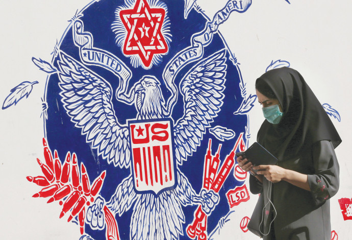 גרפיטי נגד ארה"ב וישראל בטהרן  (צילום:  gettyimages)