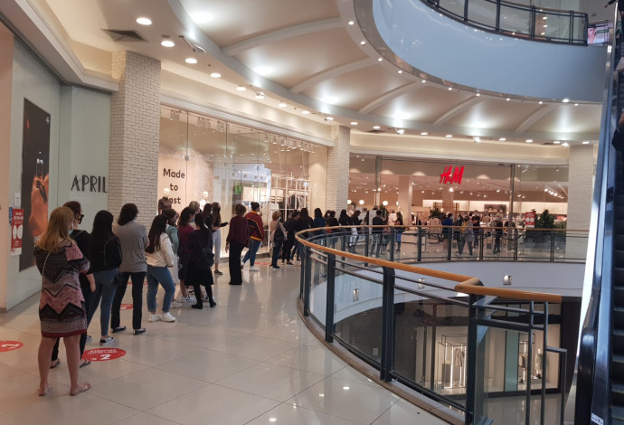 תור לחנות H&M בקניון הגדול בפתח תקווה (צילום:  אלון חכמון)