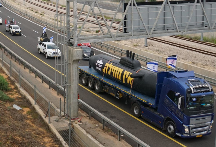 שיירת צוללות בדרך לירושלים (צילום:  דוברות מחאת הדגלים השחורים)