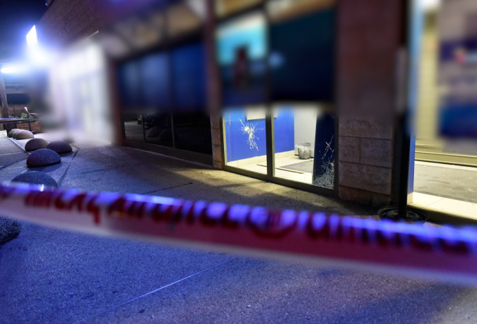 אירוע ירי לעבר סניף בנק  (צילום:  דוברות המשטרה)
