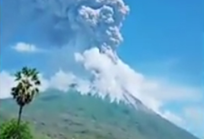 התפרצות הר הגעש באינדונזיה (צילום:  צילום מסך: רויטרס)